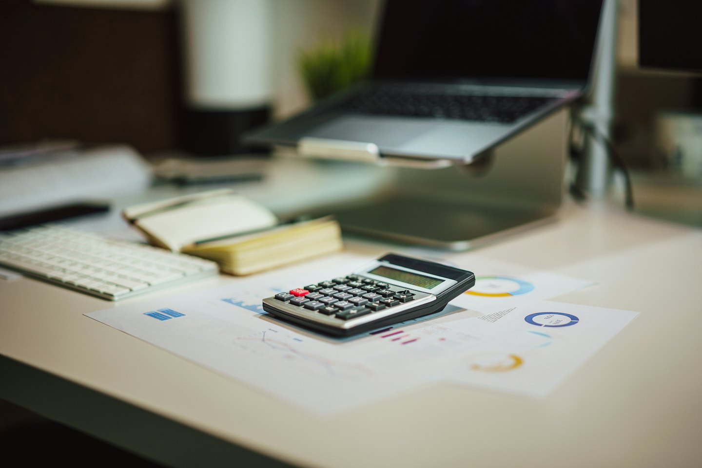 Calculadora sobre documentos financieros en un escritorio de oficina.