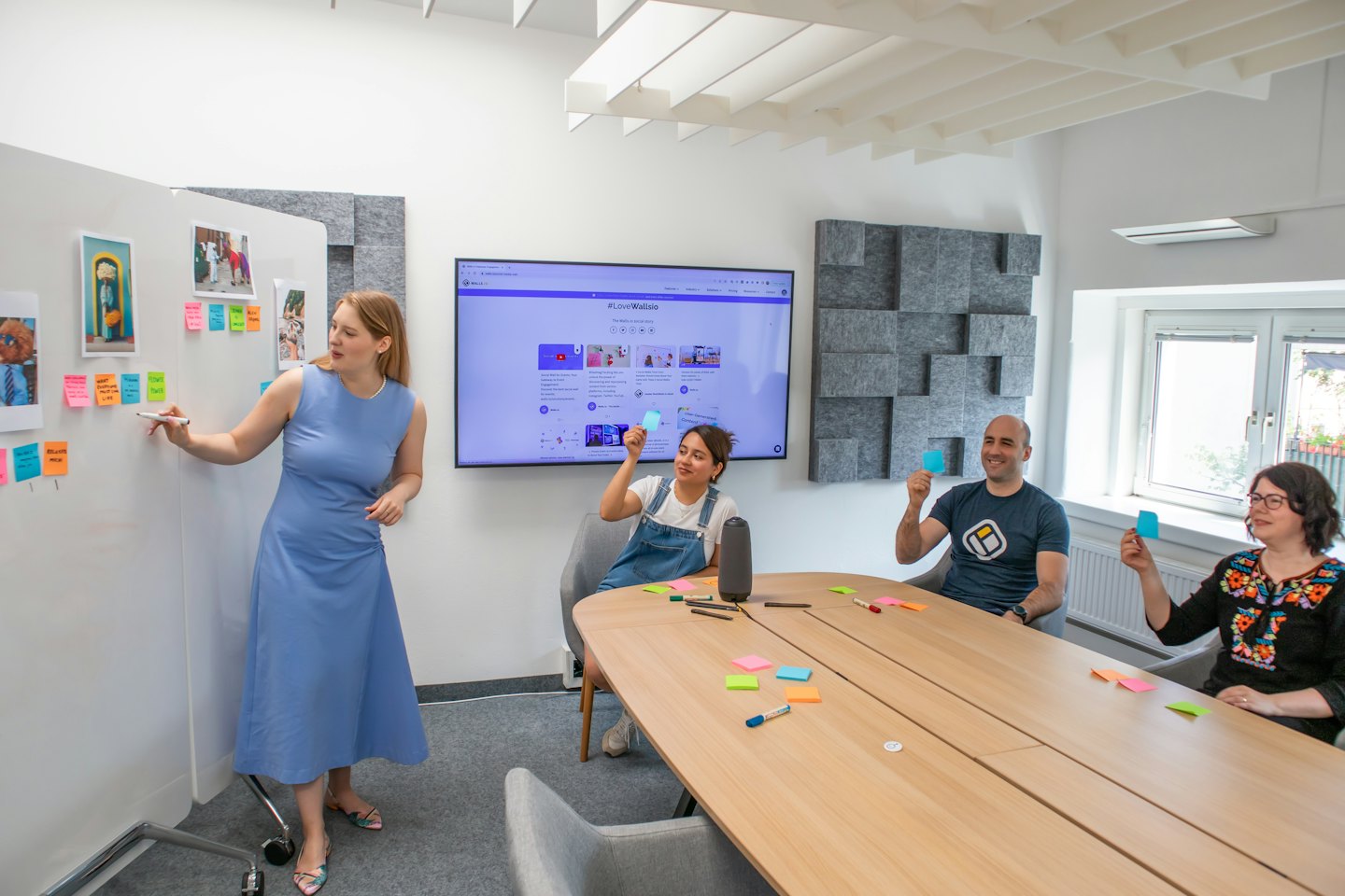 Profesionales diversos intercambiando ideas en una sala de reuniones moderna.